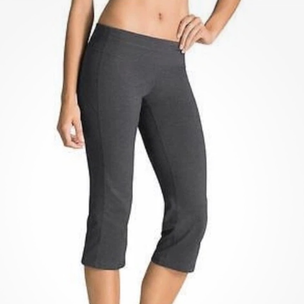 Athleta Kickbooty Capri Pants S Black & White Stripe